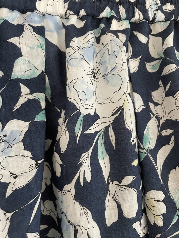 コットンの花柄のギャザースカート(ネイビー) 5枚目の画像
