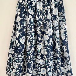 コットンの花柄のギャザースカート(ネイビー) 2枚目の画像