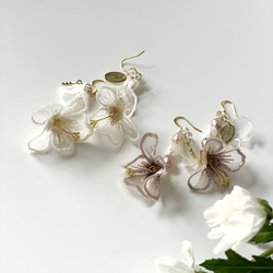 「 Blossoming Pearls 」お花レース 淡水パール 花びらの揺れるタグつき 大ぶりピアス 刺繍 イヤリング 2枚目の画像
