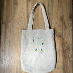 A4 トートバッグ　お花リース　刺繍 1枚目の画像