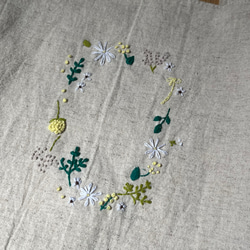 A4 トートバッグ　お花リース　刺繍 2枚目の画像