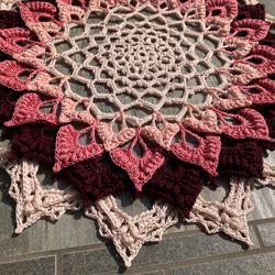 蕾絲針織桌巾“BLUMA”（英國玫瑰） 第2張的照片