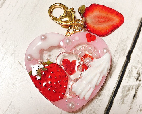 いちごパフェ☆様✨ハンドメイドハートチャームタッセル　ハート部分約8×5cm いちごパフェ様✨専用ハンドメイドハートタッセルチャーム約12