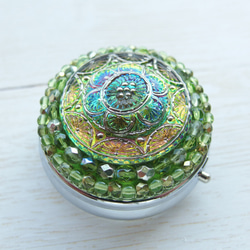 オリエンタル模様　ミラーオリビン　チェコガラスボタンのピルケース　小さなジュエリーボックス　一点限り 4枚目の画像