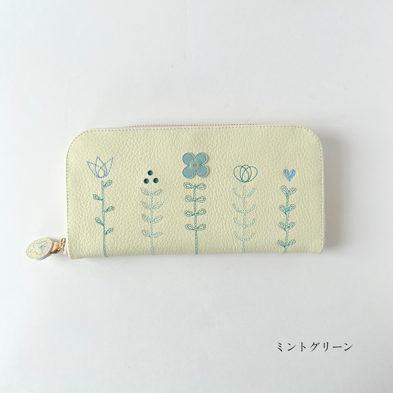 刺繍革財布『LIFE』ホワイトクリーム×ライトグリーン系２種（牛革）スリム型ラウンドファスナー 17,040円