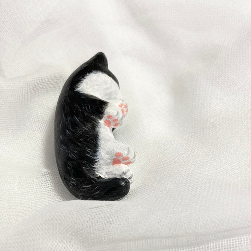 爆睡猫の置物(白黒ハチワレ猫) その他アート 猫ハウス 通販｜Creema