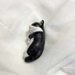 爆睡猫の置物(白黒ハチワレ猫) 7枚目の画像