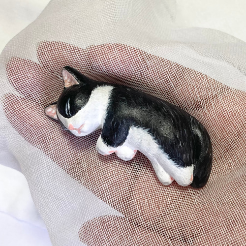 ハチワレ 寝釈迦猫 猫の置物 作家 工芸品｜陶芸