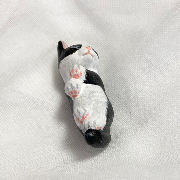 爆睡猫の置物(白黒ハチワレ猫) 10枚目の画像