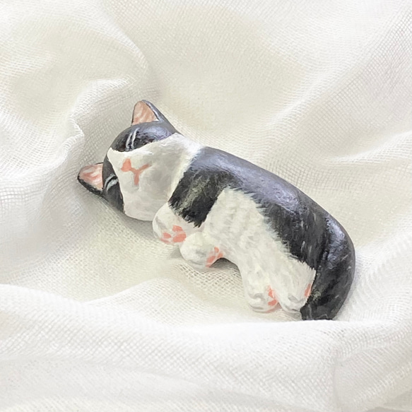 爆睡猫の置物(白黒ハチワレ猫) その他アート 猫ハウス 通販｜Creema