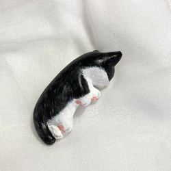 爆睡猫の置物(白黒ハチワレ猫) 12枚目の画像