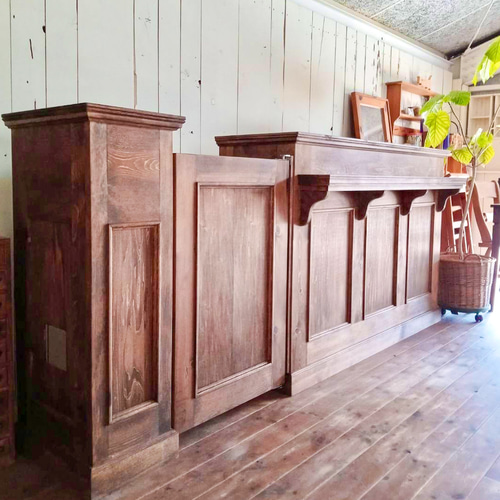 ドッグサロン受付カウンター（W2600ブラウン） スイングドア付き 対面