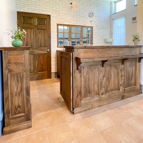 ドッグサロン受付カウンター（W2600ブラウン） スイングドア付き 対面