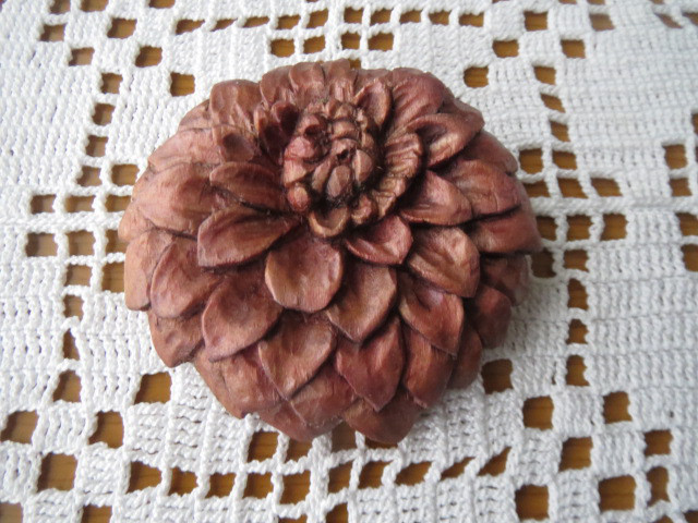 木彫りのブローチ★ダリアaと色付きaa★材質榀の木・サイズ直径約65㎜