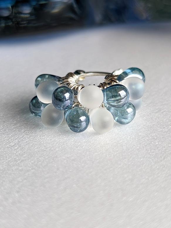 蒙大拿藍&amp;玻璃白繡球花圈形耳環或沾滿晨露的耳環 SV925 第4張的照片