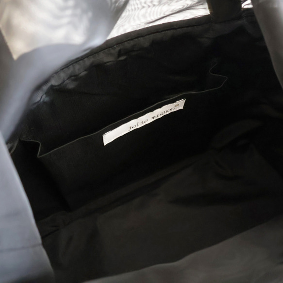 疊層緞帶籃袋，歐根紗內襯 [自然色 x 黑色] 第10張的照片