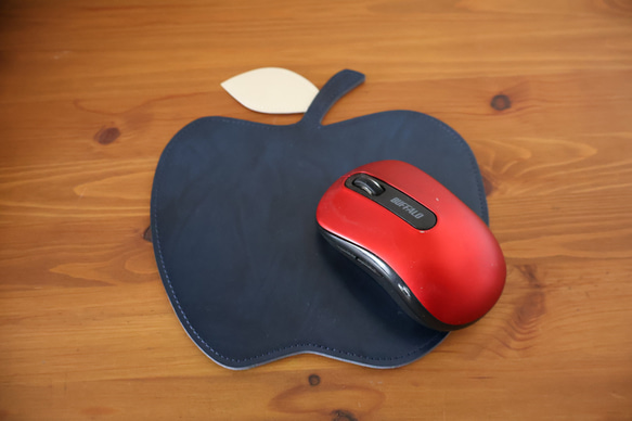 りんごのマット・マウスパット[牛革：紺色]裏面:紺色 1枚目の画像