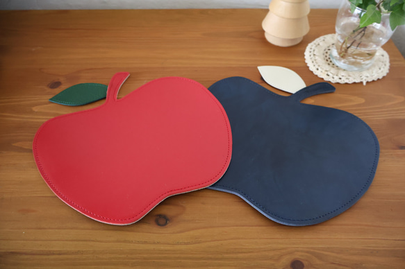 りんごのマット・マウスパット[牛革：紺色]裏面:紺色 4枚目の画像