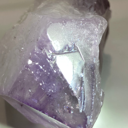 トライゴーニック✨　レインボー　カコクセナイト内包　アメジスト　原石　紫水晶 トライゴーニック✨ レインボー カコクセナイト内包 アメジスト