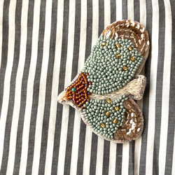 bird ビーズ刺繍ブローチ　サックスグリーン×キラキラスパンコール 1枚目の画像
