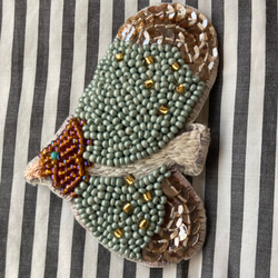 bird ビーズ刺繍ブローチ　サックスグリーン×キラキラスパンコール 2枚目の画像
