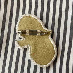 bird ビーズ刺繍ブローチ　丸い羽根 4枚目の画像