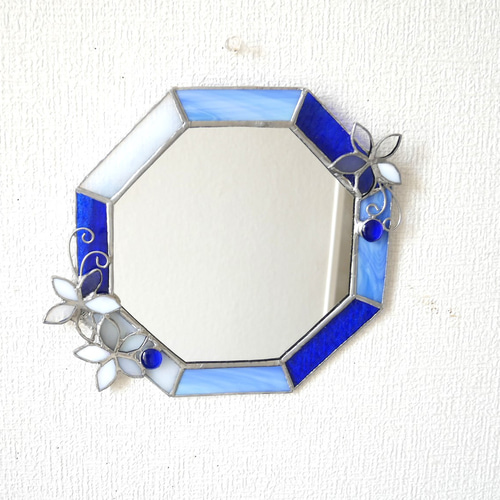✴︎:.。清楚な白と蘭の花のステンドグラスの八角形の鏡 　限定品♪ ✴︎:.｡青の煌めき 白い花の青色八角形鏡♪ 花3つ（size20.5/Max23