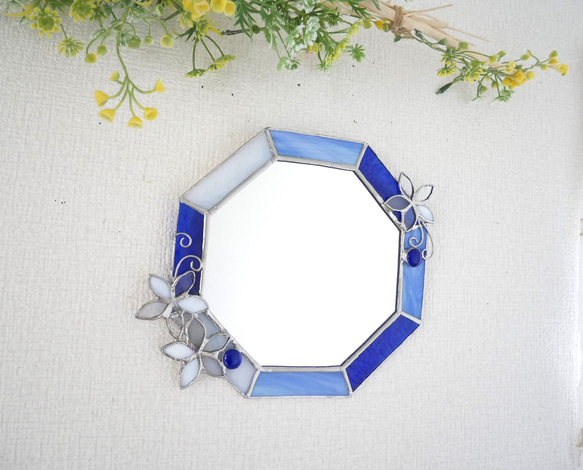 ✴︎:.｡青の煌めき 白い花の青色八角形鏡♪ 花3つ（size20.5/Max23