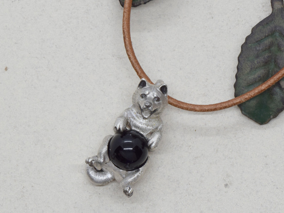 犬アクセサリー　柴犬玉ペンダント　モリオン(黒水晶)　革紐ネックレス付き 2枚目の画像