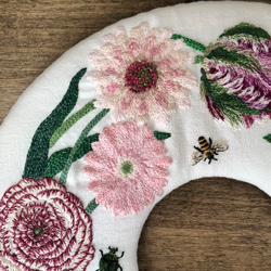 pink bloom ピンクの花の刺繍リース　サークル壁掛け 4枚目の画像