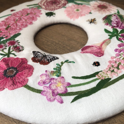 pink bloom ピンクの花の刺繍リース　サークル壁掛け 3枚目の画像