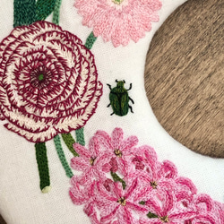 pink bloom ピンクの花の刺繍リース　サークル壁掛け 6枚目の画像