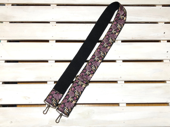 50mm太幅・斜め掛けショルダーストラップ★黒ベルト+黒のシャンタン風生地に紫グラデの花刺繍の極太ショルダーベルト 8枚目の画像