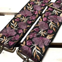 50mm太幅・斜め掛けショルダーストラップ★黒ベルト+黒のシャンタン風生地に紫グラデの花刺繍の極太ショルダーベルト 1枚目の画像
