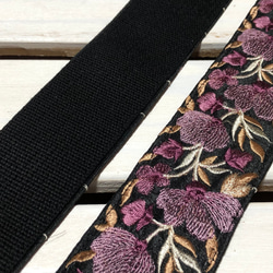 50mm太幅・斜め掛けショルダーストラップ★黒ベルト+黒のシャンタン風生地に紫グラデの花刺繍の極太ショルダーベルト 4枚目の画像