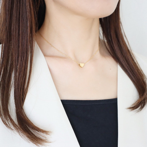 シンプルにさりげなくつけやすさを感じるハートブレスレット