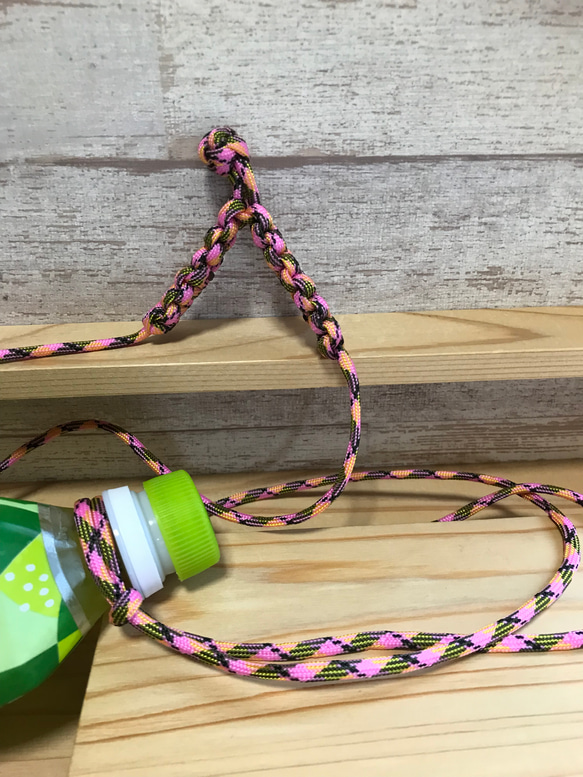 デニムリメイクペットボトルホルダー＊カバー☆パラコードストラップ付き☆ デニムリメイクペットボトルホルダー・カバー☆パラコード