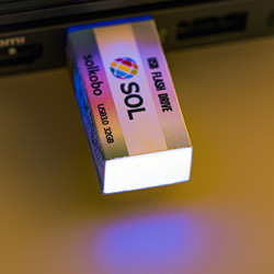 消しゴム風 USBメモリ (発光タイプ) 32GB USB3.0 1枚目の画像