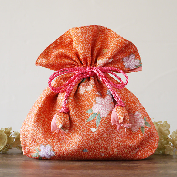 着物　浴衣　巾着袋　幸せを呼ぶFUGURO　絹　桜文　中サイズ 1枚目の画像