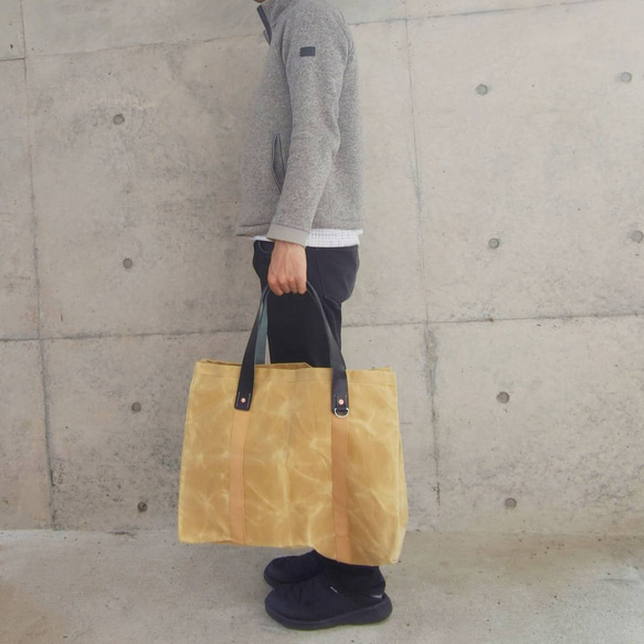 ベージュの帆布×栃木レザー本革のビッグトートバッグ - 四角い頑丈で魅力的な相棒 8枚目の画像