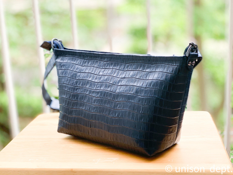 藍染革の特別な色合いとクロコの個性。エレガント＆インテリジェンスな趣のショルダーバッグ。