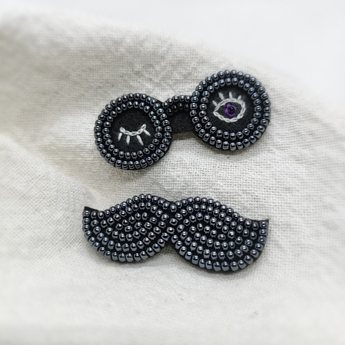 ◇yuuiti様◇Kameria 【BLACK】 ビーズ刺繍ブローチ （ハートリースの 