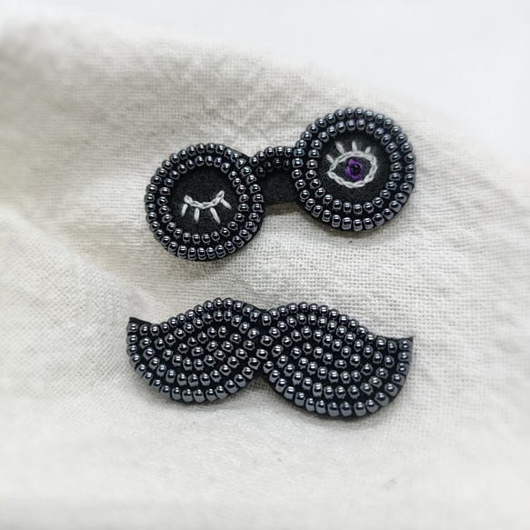 Dandyお目々&ヒゲ☆ビーズ刺繍ブローチ【C-2334】 2枚目の画像