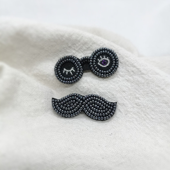 Dandyお目々&ヒゲ☆ビーズ刺繍ブローチ【C-2334】 1枚目の画像