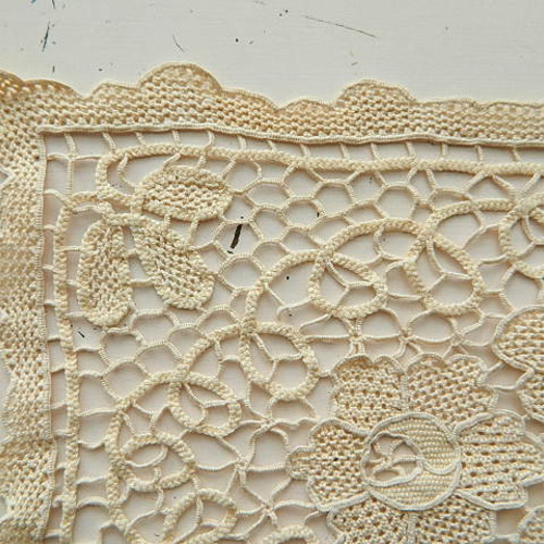 ニードルポイントレースのヴィンテージドイリー 薔薇と葉 その他素材