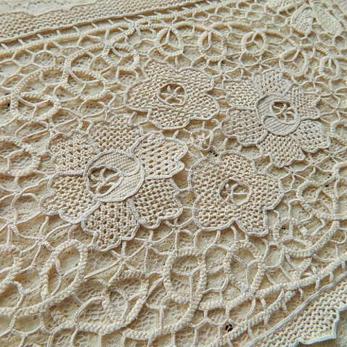 ニードルポイントレースのヴィンテージドイリー 薔薇と葉 その他素材