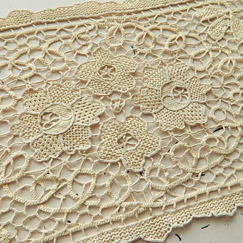 ニードルポイントレースのヴィンテージドイリー 薔薇と葉 その他素材