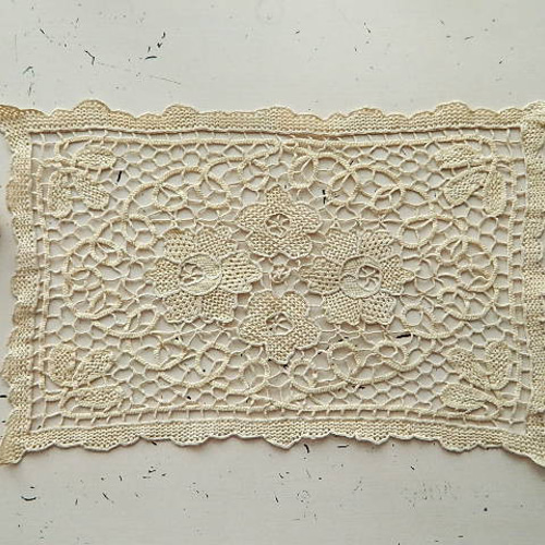 ニードルポイントレースのヴィンテージドイリー 薔薇と葉 その他素材