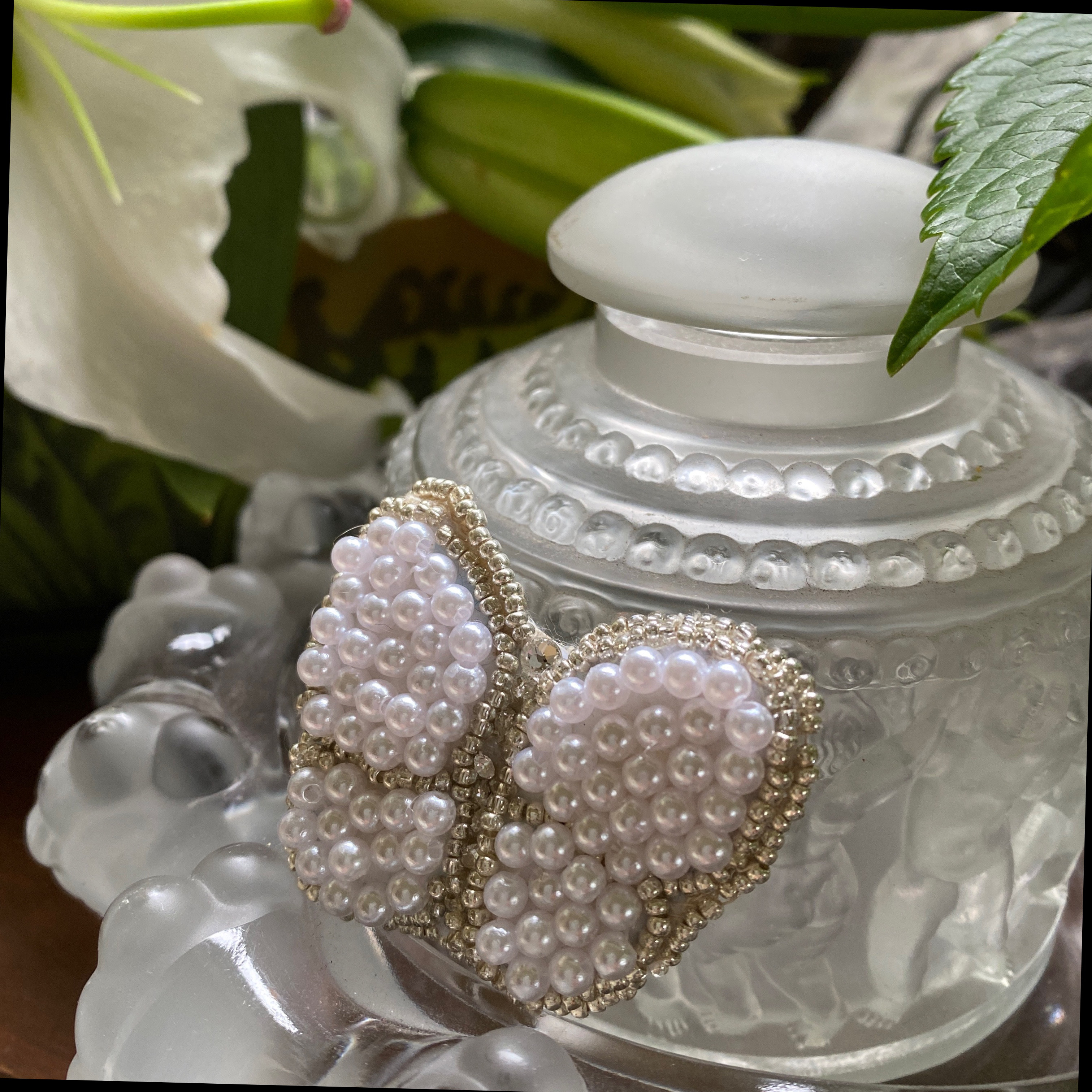 オートクチュールビーズ刺繍のとても上品な蝶のブローチ