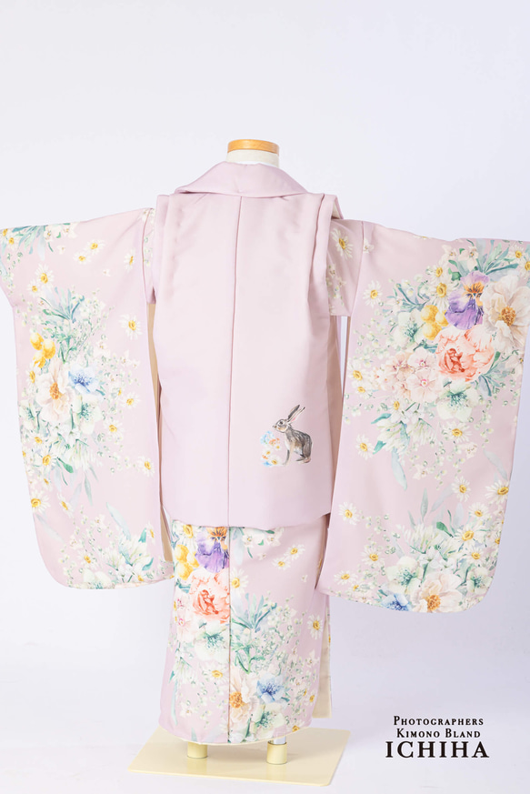 洋花デザインの可愛い3歳お着物とお被布レース付け衿セット 4枚目の画像